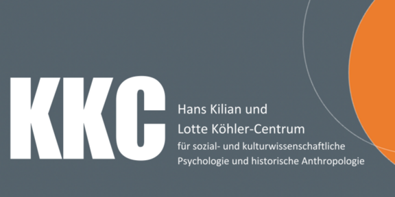 Grafik mit grauem Hintergrund und großem Schriftzug „KKC“. Daneben steht „Hans Kilian und Lotte Köhler‑Centrum für sozial‑ und kulturwissenschaftliche Psychologie und historische Anthropologie“. Das Design ist schlicht und modern mit grafischen Kreiselementen.