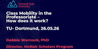Veranstaltungsgrafik mit dunkelblauem Hintergrund und Logo der Vermont State University. Der Titel lautet „Class Mobility in the Professoriate – How does it work?“. Darunter steht „TU‑Dortmund, 26.05.26“. Als Referentin wird Debbie Warnock, PhD, Director des McNair Scholars Program, genannt. Das Design ist schlicht und modern mit hellen und roten Schriftakzenten.