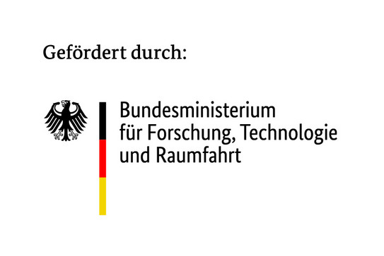 Logo mit der Aufschrift „Gefördert durch: Bundesministerium für Forschung, Technologie und Raumfahrt“. Links daneben befindet sich ein stilisierter Bundesadler sowie ein senkrechter Balken in den Farben Schwarz, Rot und Gelb. Das Design ist schlicht und offiziell gehalten.