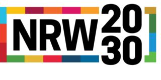 Logo „NRW 2030“ in großer schwarzer Schrift auf weißem Hintergrund. Der Schriftzug ist von farbigen Balken und Flächen in Blau, Gelb, Rot, Orange, Grün und Pink gerahmt.