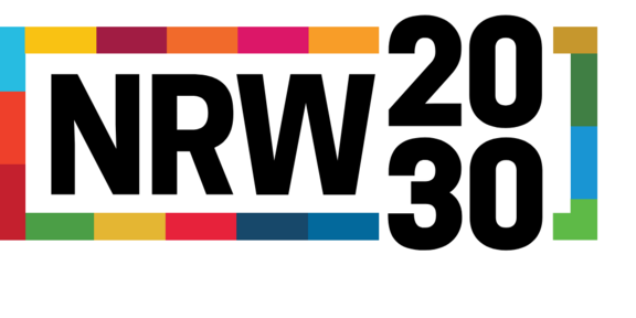Logo „NRW 2030“ in großer schwarzer Schrift auf weißem Hintergrund. Der Schriftzug ist von farbigen Balken und Flächen in Blau, Gelb, Rot, Orange, Grün und Pink gerahmt.