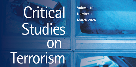 PB_Terrorrismus Das Titelbild der Ausgabe Critical Studies on Terrorism, Volume 19, Number 1 (März 2026), zeigt mehrere blau gefärbte Überwachungsbildschirme mit Aufnahmen von Fahrzeugen in einem urbanen Umfeld. Der Titel der Zeitschrift ist groß auf der linken Seite platziert.