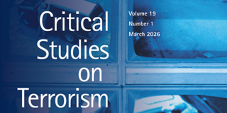 PB_Terrorrismus Das Titelbild der Ausgabe Critical Studies on Terrorism, Volume 19, Number 1 (März 2026), zeigt mehrere blau gefärbte Überwachungsbildschirme mit Aufnahmen von Fahrzeugen in einem urbanen Umfeld. Der Titel der Zeitschrift ist groß auf der linken Seite platziert.