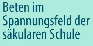 Grafik mit hellgrünem Hintergrund und dem Schriftzug „Beten im Spannungsfeld der säkularen Schule“.
