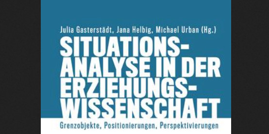 Buchcover mit blauem oberen Bereich und weißem unteren Bereich. Der Titel lautet „Situationsanalyse in der Erziehungswissenschaft: Grenzobjekte, Positionierungen, Perspektivierungen“. Herausgegeben von Julia Gasterstädt, Jana Helbig und Michael Urban. Das Design ist schlicht und typografisch gestaltet.