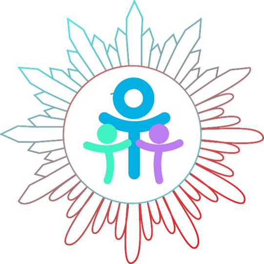 Ein grafisches Logo zeigt drei stilisierte, farbige Figuren in einem Kreis – eine größere blaue Figur in der Mitte und zwei kleinere Figuren links in Grün und rechts in Violett. Der Kreis ist umgeben von einem strahlenförmigen Muster, das von Blau über Grau bis Rot verläuft. Das Motiv vermittelt Gemeinschaft, Zusammenhalt und Vielfalt.