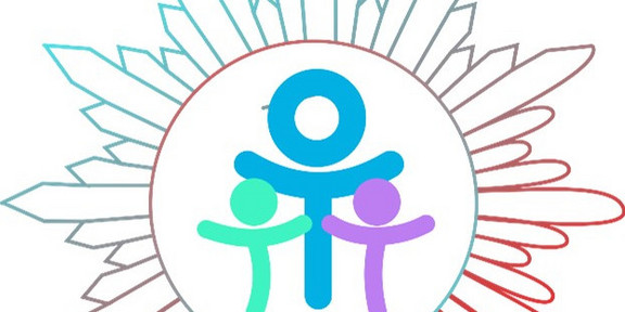 Ein grafisches Logo zeigt drei stilisierte, farbige Figuren in einem Kreis – eine größere blaue Figur in der Mitte und zwei kleinere Figuren links in Grün und rechts in Violett. Der Kreis ist umgeben von einem strahlenförmigen Muster, das von Blau über Grau bis Rot verläuft. Das Motiv vermittelt Gemeinschaft, Zusammenhalt und Vielfalt.