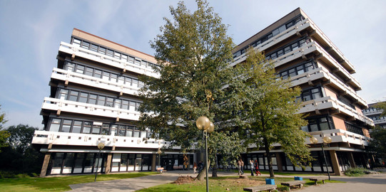 Gebäude Emil-Figge-Straße 50 Gebäude Emil-Figge-Straße 50 im Sommer
