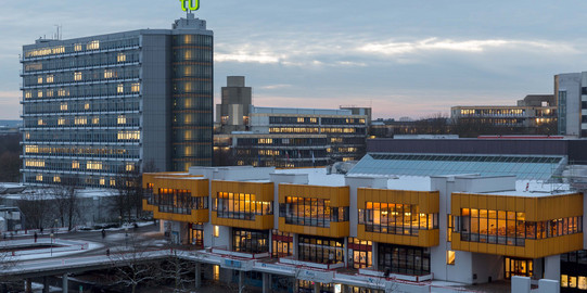 Mathetower und Mensa beleuchtet im Winter im Querformat