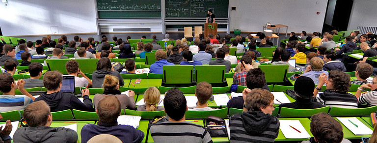 Vorlesung im Seminarraumgebäude I Voll besetzter Hörsaal
