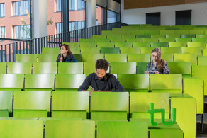 Studierende sitzen in einem Hörsaal im Seminargebäude. 